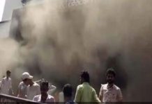 सूरत: टेक्सटाइल मार्केट में आग लगने से मची अफरा-तफरी, धुंए से छाया अंधेरा