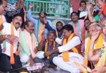 जनसम्पर्क में मोची के साथ बैठकर ठहाके लगाए रामेश्वर शर्मा ने