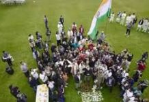 अजय देवगन ने UK में मनाया भारत की आजादी का जश्न, तिरंगा लहराते वीडियो पर लोगों ने अपना प्यार बरसाया